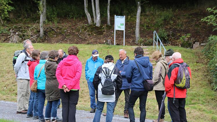 Nach dem festakt nutzten einige Bürger die Gelegenheit, mit Klaus Wehner den neuen Kulturweg zu erwandern Kathrin Kupka-Hahn