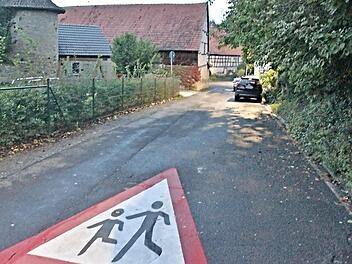 In dem Bereich, in dem die Autos stehen, ereignete sich der schreckliche Unfall. Links ist der Kindergarten von Prappach.