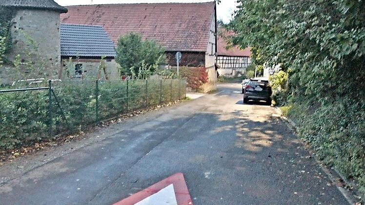 In dem Bereich, in dem die Autos stehen, ereignete sich der schreckliche Unfall. Links ist der Kindergarten von Prappach.