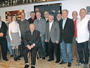 Für ihre Treue zum Verein SV Hut und zum BLSV wurden diese Mitglieder ausgezeichnet.  Fotos: Edwin Meißinger