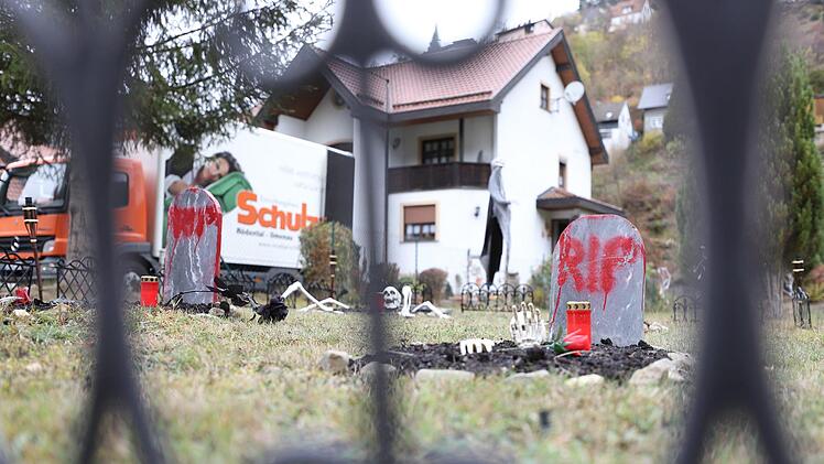 Sich zuprostende Geister, blutige Gestalten und offene Gräber: Sabrina de Groot hat sich einiges einfallen lassen, um ihren Garten in Wilhelmsthal in den zwei Wochen vor Halloween schaurig schön zu gestalten. Foto: Marian Hamacher