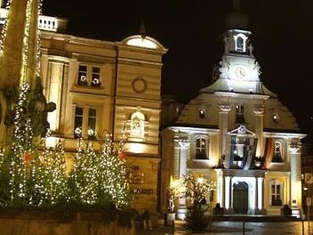Im Kulmbacher Rathaus - hier der weihnachtlich beleuchtete Marktplatz - fand am Donnerstag die Stadtratssitzung statt. Georg Hock von der AfD machte schon mal eine Sitzprobe im Rathaus. Foto: Stadt Kulmbach