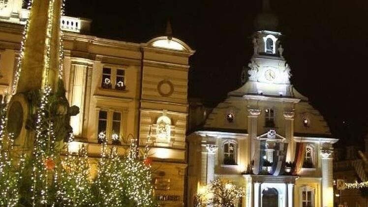 Im Kulmbacher Rathaus - hier der weihnachtlich beleuchtete Marktplatz - fand am Donnerstag die Stadtratssitzung statt. Georg Hock von der AfD machte schon mal eine Sitzprobe im Rathaus. Foto: Stadt Kulmbach
