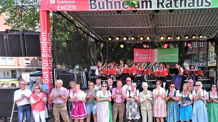 Die Blaskapelle Ebenhausen mit ihren  mitreisenden Fans auf und vor der Rathausb&uuml;hne bei den Emdener  Matjestagen.Richard Dees
