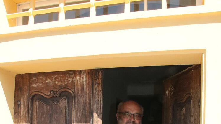 Neumann plante unter anderem das alte Rathaus in Ebenhausen, darauf ist Bürgermeister Franz Kuhn stolz. Foto: Ralf Ruppert