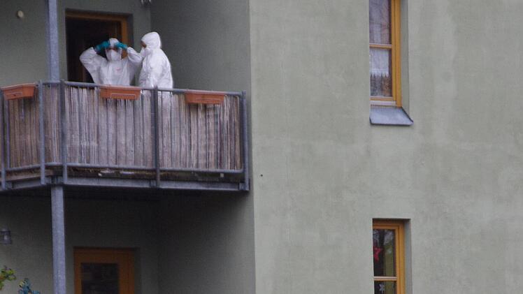 Am Montag sind bereits Mitarbeiter in voller Schutzkleidung auf den Balkonen zu sehen. Foto: Marco Meißner