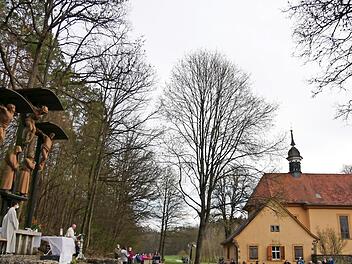 Die katholische Pfarrgemeinde Münnerstadt hat am Freialtar der Talkirche die Gottesdienstsaison an der Wallfahrtskirche mit einer Messe eröffnet. Im Mai finden dort traditionell sonntags Maiandachten statt.
