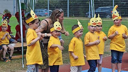 Ob als Entlein, Tauben, Hühner oder Krokodile, die Kinder waren voll bei der Sache bei ihrem Auftritt am Fest.
