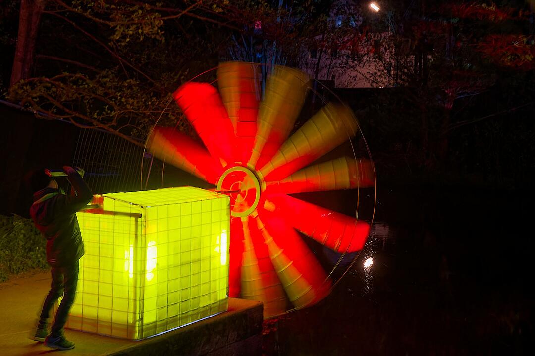 Eine magische Kulisse mit effektvoll platzierter Lichtkunst.