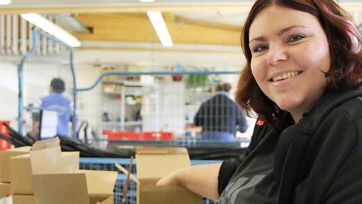 Judith Natzschka hat - wie alle Mitarbeiter - einen hellen Arbeitsplatz.  Fotos: Michael Gründel