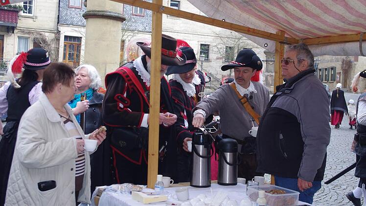 Auch Kronachs historische Szene griff bei den "Versucherla" gerne zu.   Foto: Heike Schülein