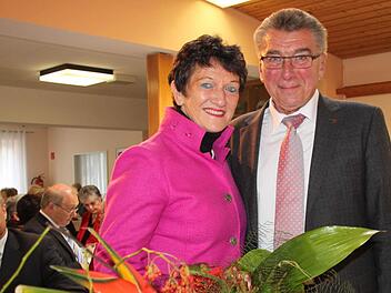 Mit einem Blumenstrauß dankte die neue Kreisvorsitzende Inge Aures ihrem Vorgänger Oskar Schmidt für die geleistete Arbeit. Foto: Stephan Stöckel.