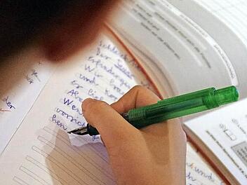 Dieser Kronacher Grundschüler hat das Verbinden der Buchstaben schon gelernt. Finnischen Schülern könnte es ab Herbst 2016 anders gehen. Dann soll der Lehren der Schreibschrift an Schulen in dem skandinavischen Land keine Pflicht mehr sein.  Foto: Marco Meißner
