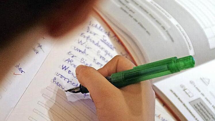 Dieser Kronacher Grundschüler hat das Verbinden der Buchstaben schon gelernt. Finnischen Schülern könnte es ab Herbst 2016 anders gehen. Dann soll der Lehren der Schreibschrift an Schulen in dem skandinavischen Land keine Pflicht mehr sein.  Foto: Marco Meißner