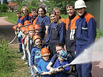 Früh übt sich, was ein richtiger Feuerwehrmann werden will. Foto: Czelustek