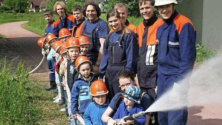 Früh übt sich, was ein richtiger Feuerwehrmann werden will. Foto: Czelustek