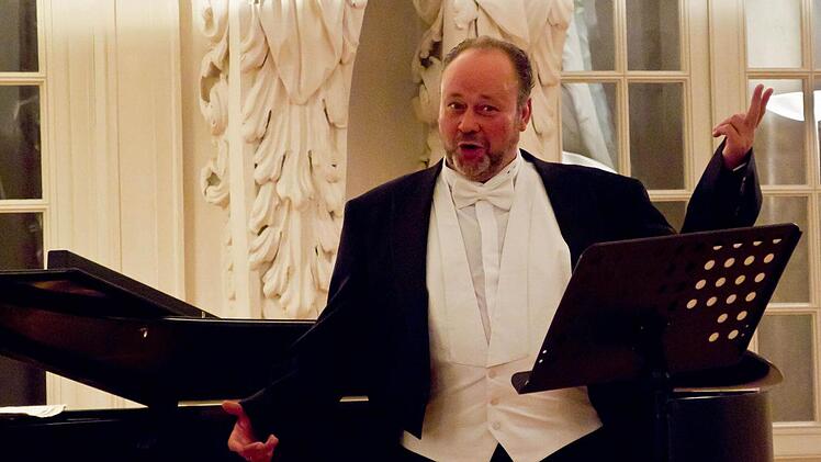"Zauber der Operette": Pieter Roux gastierte im Riesensaal der Coburger Ehrenburg.Foto: Jochen Berger