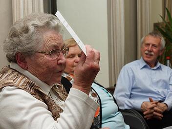 Martha Scherpf behilft sich für den Hammelburger Dialekt mit einem speziellen Wörterbuch. Foto: Arkadius Guzy