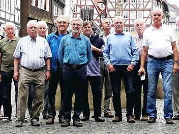 F&uuml;r ihre Jubil&auml;umstour hatte die Altherrenriege des TV Str&ouml;ssendorf diesmal den Eder-Radweg ausgew&auml;hlt; das Bild zeigt sie in der Dom- und Kaiserstadt Fritzlar.  Foto: Dieter Radziej