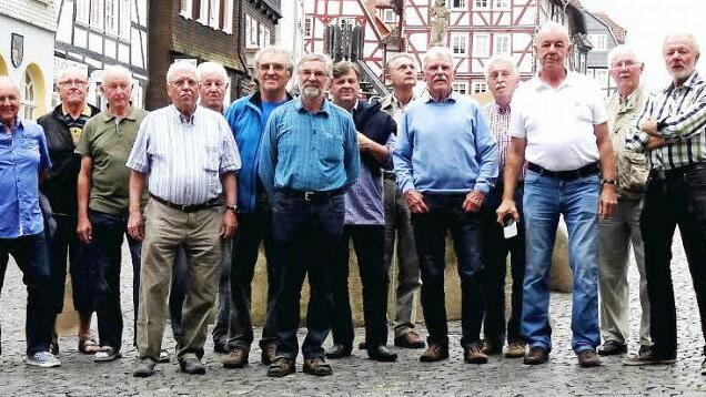 F&uuml;r ihre Jubil&auml;umstour hatte die Altherrenriege des TV Str&ouml;ssendorf diesmal den Eder-Radweg ausgew&auml;hlt; das Bild zeigt sie in der Dom- und Kaiserstadt Fritzlar.  Foto: Dieter Radziej