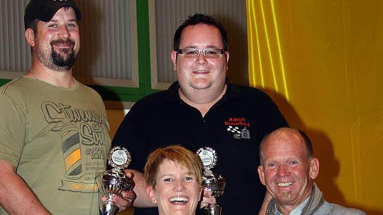 Sven Hochwimmer und Marco Hartung freuten sich gemeinsam mit Bürgermeister Karlheinz Kickuth (unten) und Verena Neugebauer über Klassen- und Gruppensieg sowie Gesamtrang elf. Foto: Karlheinz Franz