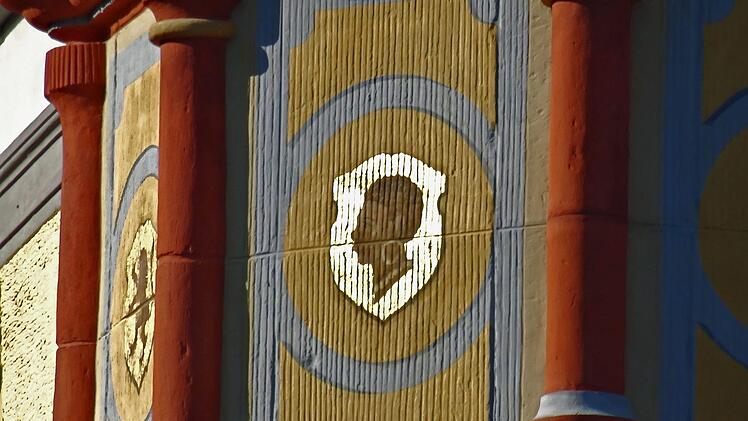 Auch am Rathaus-Erker findet sich das Stadtwappen. Foto: Jochen Berger