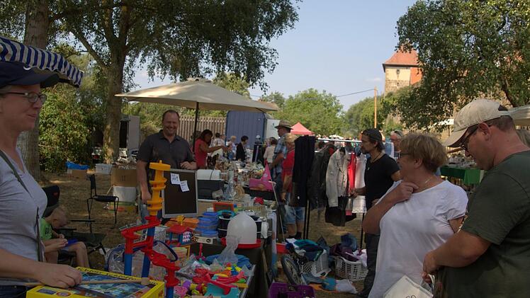 Reges Marktgeschehen, historisches Lagerleben und sehr viel Programm bot erneut das Seßlacher Altstadtfest. Beim nicht-gewerblichen Flohmarkt am Samstag genossen die zahlreichen Besucher das Stöbern an rund 160 Ständen. Die Verkäufer zeigten sich zufrieden. Foto: Bettina Knauth