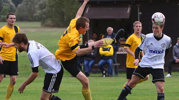 Kurz vor dem 1:1-Ausgleich f&uuml;r Kasendorf. Der K&ouml;dnitzer Oliver Riediger beim Kopfball. Hinter ihm Michael Fuchs, rechts von ihm Jonas Friedrich (beide SSV Kasendorf).  Foto: Monika Limmer