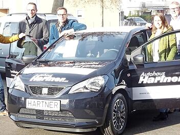 Oberb&uuml;rgermeister Uwe Kirschstein (l.), Heimatvereinsvorsitzender Dieter George (r.), Vertreter des City-Managements und der Volksbank Forchheim sowie die Gesch&auml;ftsf&uuml;hrer des Autohauses Hartner, R&uuml;diger und J&uuml;rgen Baumann, bei der Vorstellung des Hauptgewinns  Foto: privat