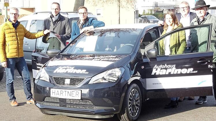 Oberb&uuml;rgermeister Uwe Kirschstein (l.), Heimatvereinsvorsitzender Dieter George (r.), Vertreter des City-Managements und der Volksbank Forchheim sowie die Gesch&auml;ftsf&uuml;hrer des Autohauses Hartner, R&uuml;diger und J&uuml;rgen Baumann, bei der Vorstellung des Hauptgewinns  Foto: privat