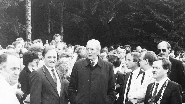 In der Nähe der Thüringer Warte. Das Bild zeigt (von links): MdB Otto Regenspurger, Bundespräsident Karl Carstens, Landrat Heinz Köhler und Ludwigsstadts Bürgermeister Gert Bayerlein.    Foto: Kreisdokumentationsstelle