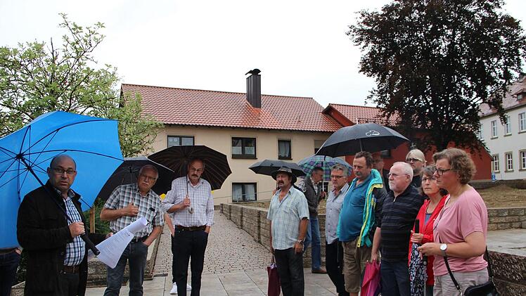 Beim Ortstermin des Rannunger Gemeinderates wurde auch über die nötigen Geländer am Aufgang zur Kirche diskutiert.Heike Beudert