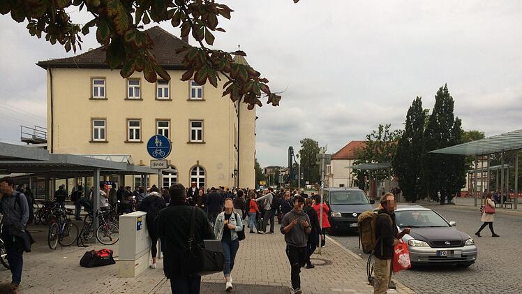 Über hundert Menschen strandeten am Dienstagabend am Forchheimer Bahnhof. Foto: Ronald Heck