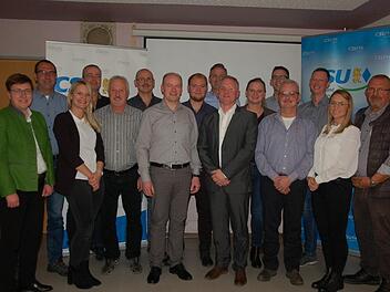 Über ein "starkes Team" auf der Liste der CSU für die Kommunalwahl im März 2020 freuen sich CSU-Kreisvorsitzende Birgit Erb (links) und der Vorsitzende des CSU-Ortsverbandes Burglauer/Niederlauer, Gustav Fuß (rechts). In der Bildmitte der CSU-Bürgermeisterkandidat Marco Heinickel. (7 von rechts).