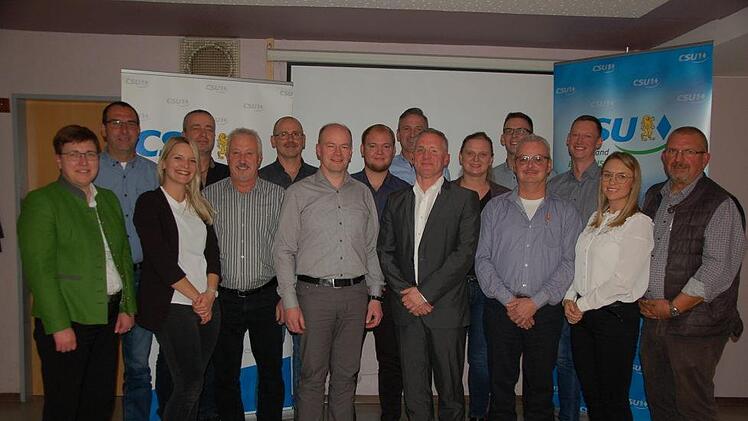 Über ein "starkes Team" auf der Liste der CSU für die Kommunalwahl im März 2020 freuen sich CSU-Kreisvorsitzende Birgit Erb (links) und der Vorsitzende des CSU-Ortsverbandes Burglauer/Niederlauer, Gustav Fuß (rechts). In der Bildmitte der CSU-Bürgermeisterkandidat Marco Heinickel. (7 von rechts).