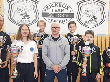 Die Vereinsmeister 2019 des Sportstudios Jürgen Schorn nach der Auszeichnung und Überreichung der Trophäen, von links: Stefan Güßbacher, Johanna Zeitler, Lenja Eller, Jürgen Schorn, Jannik Vießmann, Jannik Spinler und Jule Greul.  Foto: Wolfgang Dietz