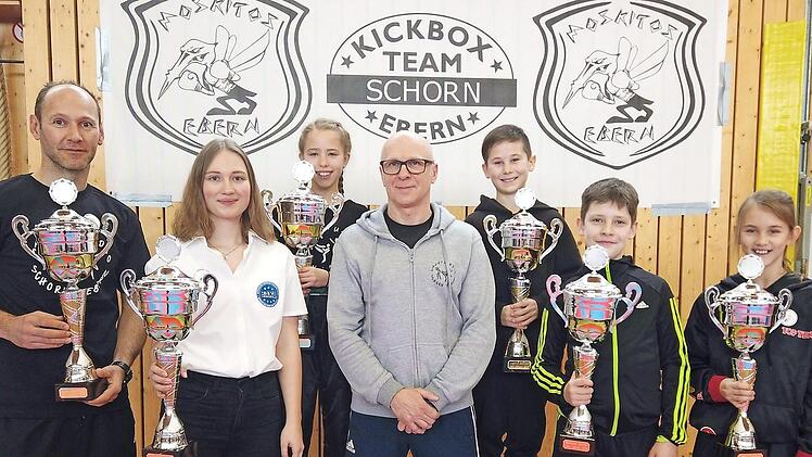 Die Vereinsmeister 2019 des Sportstudios Jürgen Schorn nach der Auszeichnung und Überreichung der Trophäen, von links: Stefan Güßbacher, Johanna Zeitler, Lenja Eller, Jürgen Schorn, Jannik Vießmann, Jannik Spinler und Jule Greul.  Foto: Wolfgang Dietz