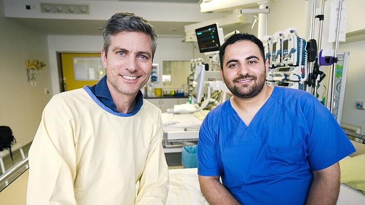 Mohammed Alasaad kam 2016 als alleinreisender Jugendlicher aus Syrien nach Deutschland. Heute bildet der gelernte Krankenpfleger andere Pflegerinnen und Pfleger aus.