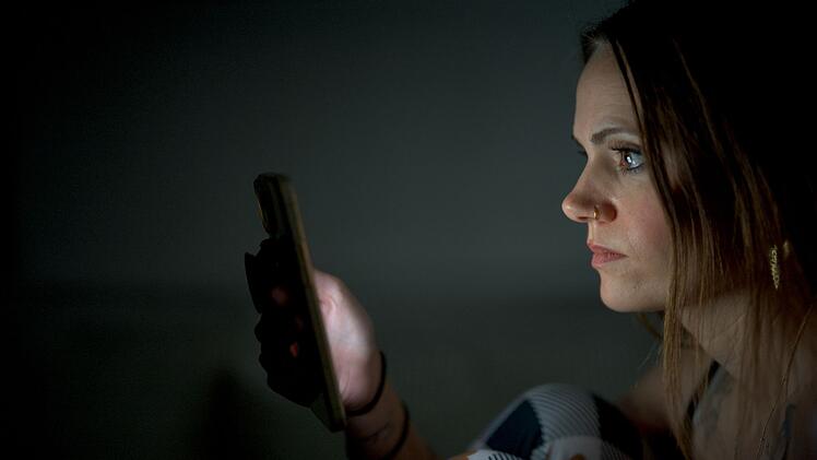 Madeleine (33) nutzt die KI, um ihre &Auml;ngste zu beruhigen.