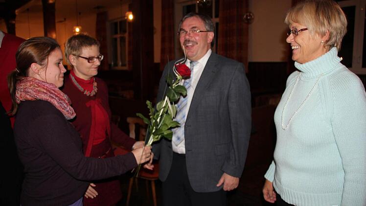 Eine rote Rose für Bernhard Ruß, überreicht von Sarah Caggiano.