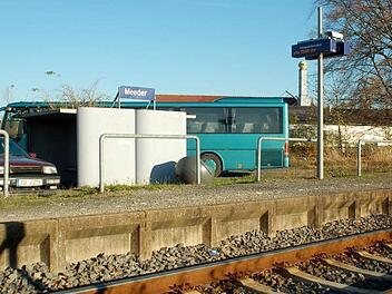 Wie der hässliche Meederer Bahnhof ein bisschen schöner werden könnte, überlegten sich Jugendliche und unterbreiteten ihre Vorschläge der Bahn. Foto: Gabi Arnold