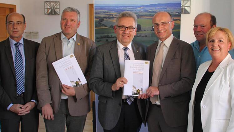Bei der Übergabe der neuen Broschüre, von links: Peter Kraus, Jürgen Hennemann, Ottmar Porzelt, Wilhelm Schneider, Reinhold Giebfried und Sabine Weinbeer.   Foto: Klaus Schmitt