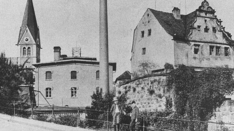 Der Weiher dient Anfang des 20. Jahrhunderts als Eisweiher für die Eberlein- und spätere Kapuzinerbräu (Mitte). Foto: Stadtarchiv
