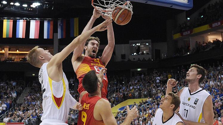 Unter dem Korb kaum zu stoppen war Spaniens Center Pau Gasol. HIer stopft er den Ball gegen Robin Benzing in den deutschen Korb. Foto: Rainer Jensen