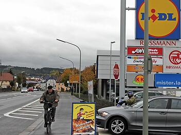 Die Stoppschilder an der Ein- und Ausfahrt des neuen Fachmarktzentrums werden mit dem Zusatzschild "Kreuzender Radverkehr" versehen. Der Vorschlag von Robert Fiedler, den Geh- und Radweg rot zu markieren, ist damit vom Tisch.  Foto: Stephan Stöckel