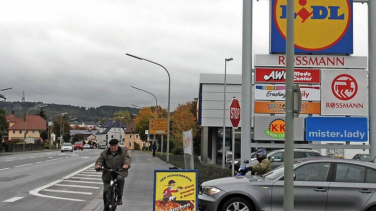 Die Stoppschilder an der Ein- und Ausfahrt des neuen Fachmarktzentrums werden mit dem Zusatzschild "Kreuzender Radverkehr" versehen. Der Vorschlag von Robert Fiedler, den Geh- und Radweg rot zu markieren, ist damit vom Tisch.  Foto: Stephan Stöckel