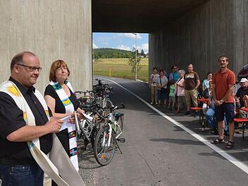 Pfarrer Gerd Greiner und seine evangelische Amtskollegin Christel Melbert gaben dem neuen Radweg zwischen Bad Kissingen und Arnshausen am Freitag auch den kirchlichen Segen. Foto: Peter Rauch