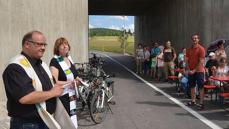 Pfarrer Gerd Greiner und seine evangelische Amtskollegin Christel Melbert gaben dem neuen Radweg zwischen Bad Kissingen und Arnshausen am Freitag auch den kirchlichen Segen. Foto: Peter Rauch