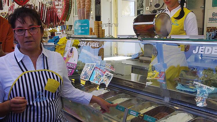 Jaqueline Müller (links) zeigt ihren "Eispalast". Foto: Heike Schülein