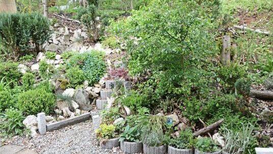Kreativ im Garten: Rosemarie Hübner aus Katschenreuth verwirklicht in ihrer grünen Oase ihre Ideen und findet dabei Ruhe und Entspannung. Foto: Dagmar Besand